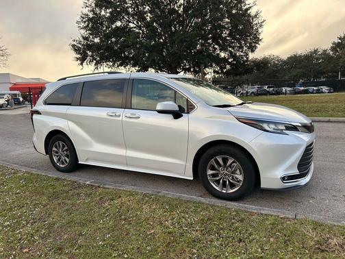 2022 Toyota Sienna XLE