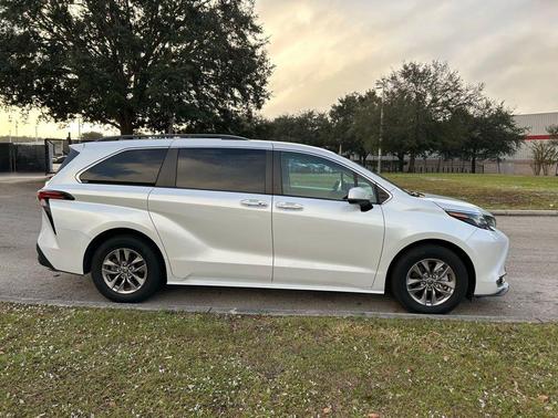 2022 Toyota Sienna XLE