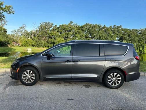 Granite Crystal Metallic Clearcoat 2019 Chrysler Pacifica Touring L