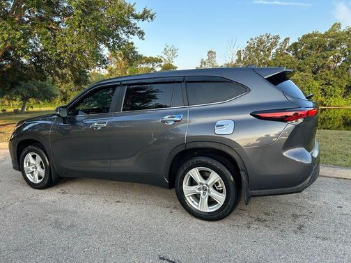 2024 Toyota Highlander LE