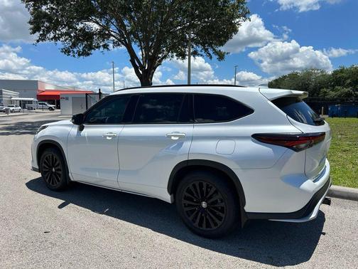 Wind Chill Pearl 2024 Toyota Highlander XSE