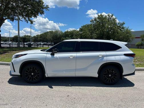 Wind Chill Pearl 2024 Toyota Highlander XSE