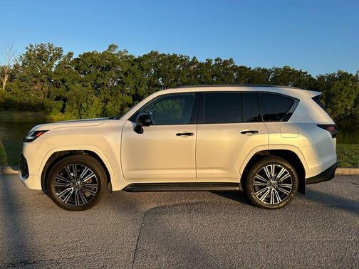 Eminent White Pearl 2025 Lexus LX 600 Luxury