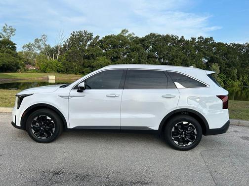 Glacial White Pearl 2025 Kia Sorento S
