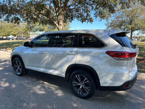 2019 Toyota Highlander LE I4