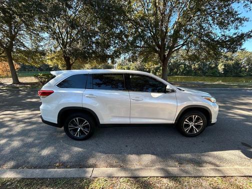 2019 Toyota Highlander LE I4