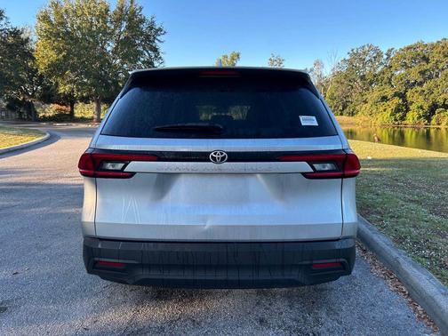 2025 Toyota Highlander LE