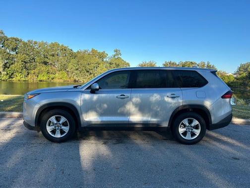 2025 Toyota Highlander LE