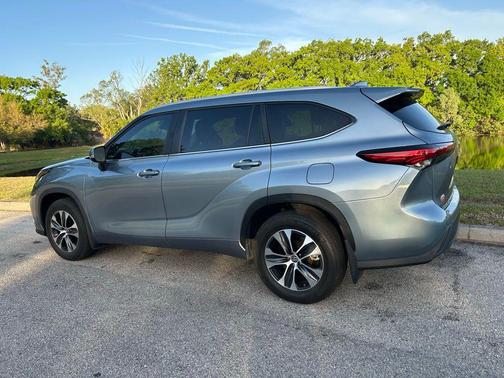 Moon Dust 2023 Toyota Highlander XLE