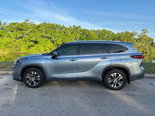 Moon Dust 2023 Toyota Highlander XLE