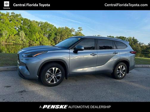 Moon Dust 2023 Toyota Highlander XLE