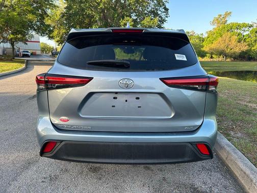 Moon Dust 2023 Toyota Highlander XLE