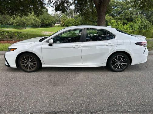 Ice Cap 2023 Toyota Camry SE
