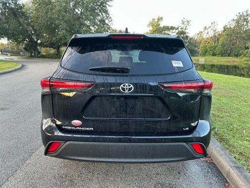 2024 Toyota Highlander LE