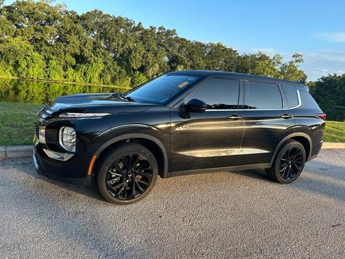 Labrador Black Pearl 2022 Mitsubishi Outlander Black Edition