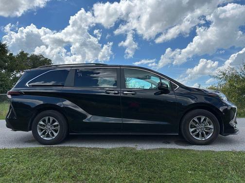 2024 Toyota Sienna XLE