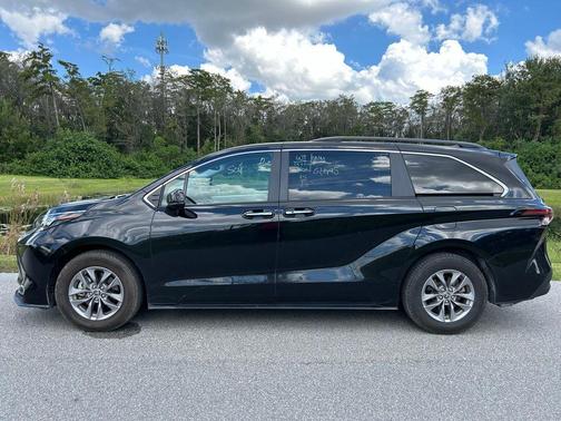 2024 Toyota Sienna XLE
