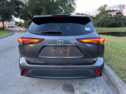 2022 Toyota Highlander LE