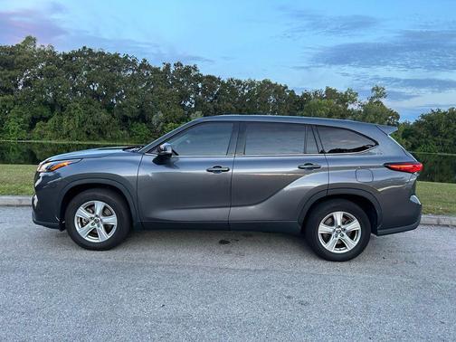 2022 Toyota Highlander LE