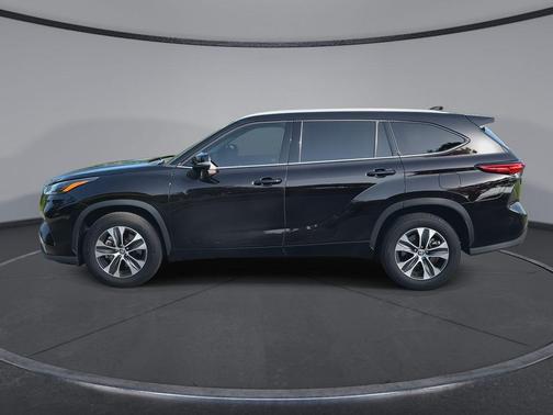 Amber 2022 Toyota Highlander Hybrid XLE