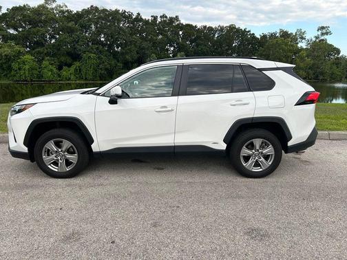 Ice Cap 2024 Toyota RAV4 Hybrid XLE