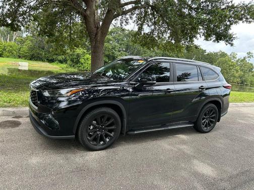 Midnight Black Metallic 2024 Toyota Highlander XLE