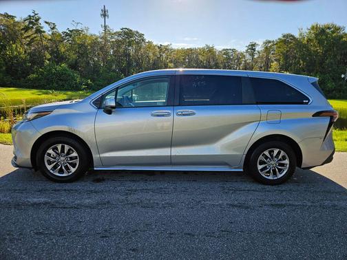 2023 Toyota Sienna LE