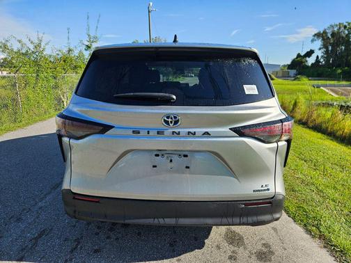2023 Toyota Sienna LE