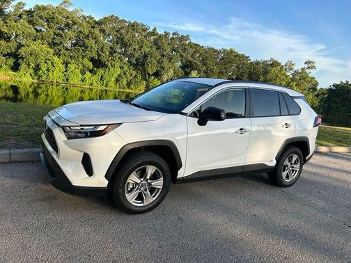 Ice Cap 2025 Toyota RAV4 Hybrid SE