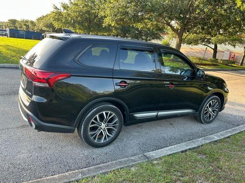 Labrador Black Metallic 2018 Mitsubishi Outlander LE