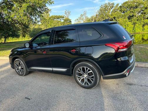 Labrador Black Metallic 2018 Mitsubishi Outlander LE