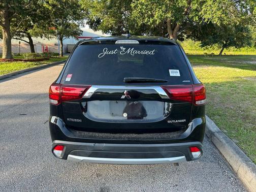 Labrador Black Metallic 2018 Mitsubishi Outlander LE