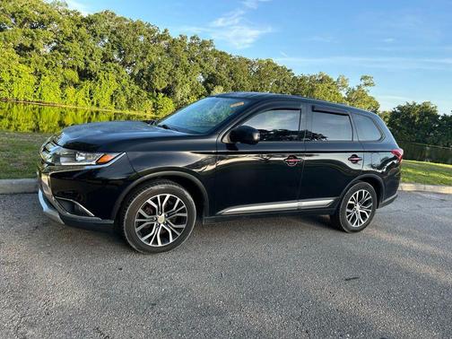 Labrador Black Metallic 2018 Mitsubishi Outlander LE