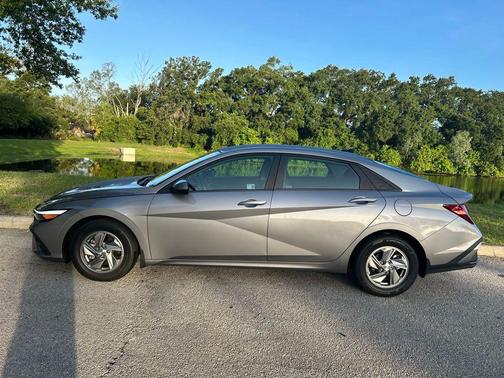 Fluid Metal 2025 Hyundai ELANTRA SE