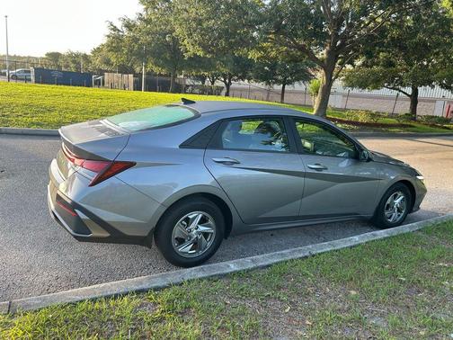 Fluid Metal 2025 Hyundai ELANTRA SE