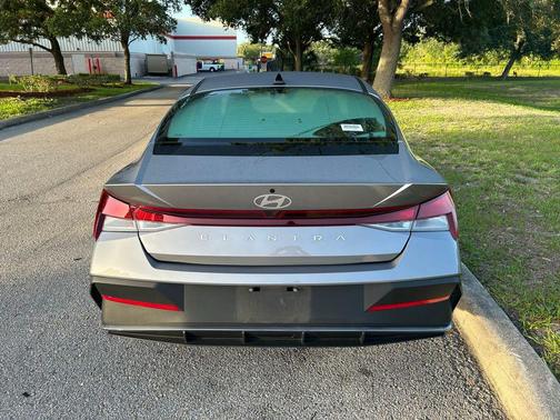 Fluid Metal 2025 Hyundai ELANTRA SE