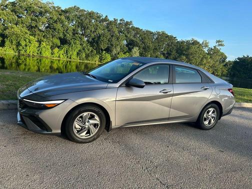 Fluid Metal 2025 Hyundai ELANTRA SE