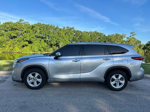 Celestial Silver Metallic 2021 Toyota Highlander LE