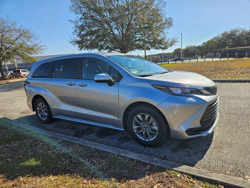 2024 Toyota Sienna LE