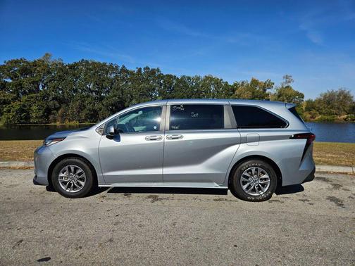 2024 Toyota Sienna LE
