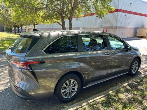 2022 Toyota Sienna LE