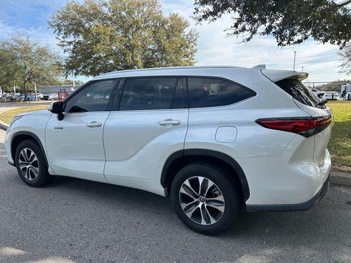 2021 Toyota Highlander Hybrid XLE