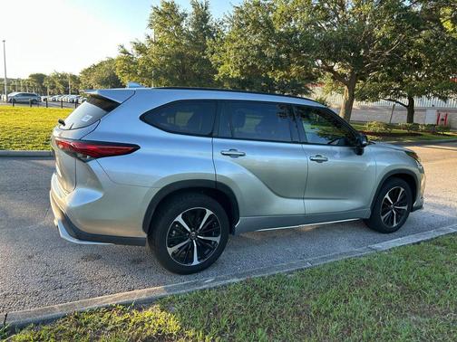 Celestial Silver Metallic 2022 Toyota Highlander XSE