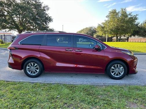 2022 Toyota Sienna XLE 7 Passenger