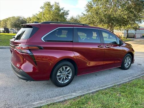 2022 Toyota Sienna XLE 7 Passenger