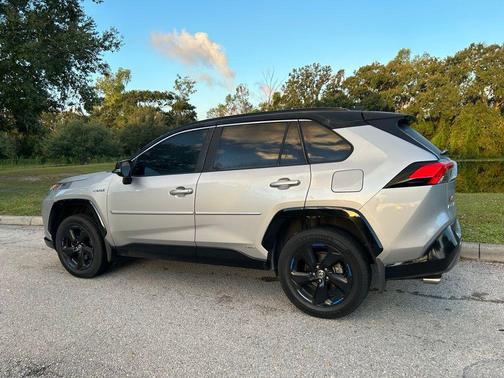 2021 Toyota RAV4 Hybrid SE