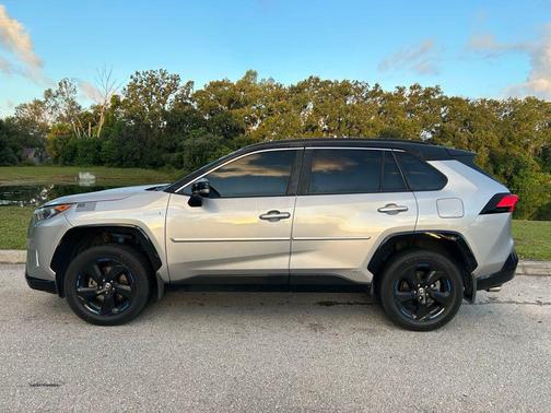 2021 Toyota RAV4 Hybrid SE