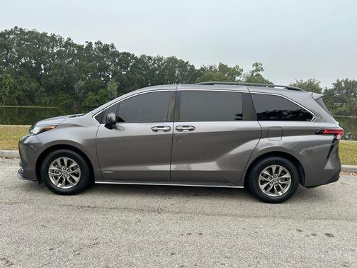 2021 Toyota Sienna XLE 8 Passenger