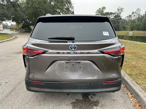 2021 Toyota Sienna XLE 8 Passenger