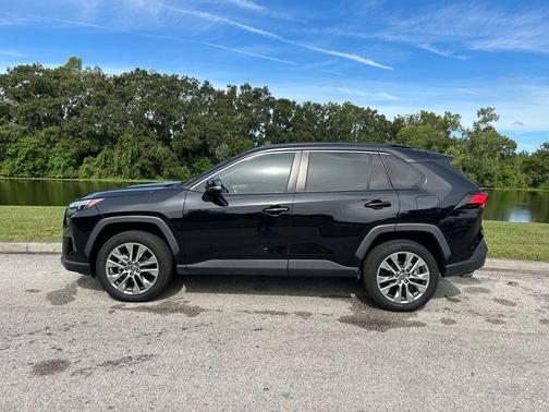 2022 Toyota RAV4 XLE Premium